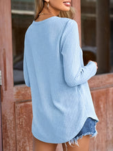 Loose solid color V-neck curved sweater